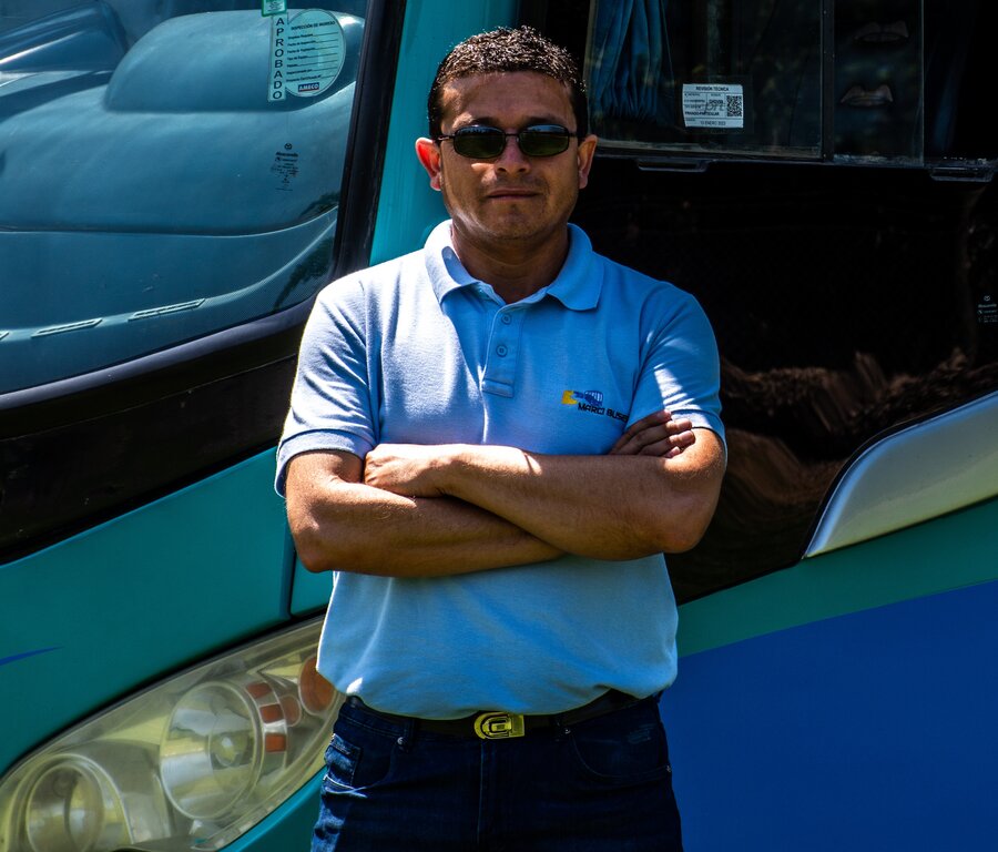 Conductor Marci Buses junto a su bus